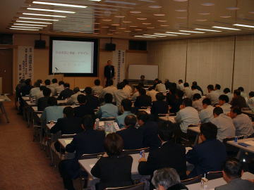 研修会開会のあいさつをする加古川市 長谷川助役