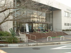 研修会場となった小野市伝統産業会館の正面写真